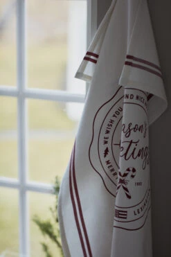 Lexington Torchon Seasons Greetings Printed 50x70 Cm -Noël Décoration Magasin 516252 01 5 EnvironmentImage 68b27279a6